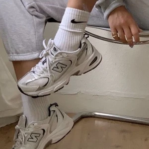 New Balance 530 - Säljer oanvända New balance 530 i strl 40. Köpte på tradera för 1700kr då dem är slutsålda överallt. Värt att veta att jag inte fick med originallådan när jag köpte dem själv, men skickas i en annan låda för säker frakt.  Skickar spårbart!