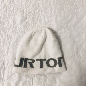 Mössa som man kan vända på - Mössa som man kan vända på, Pris: 20kr  Kolla gärna in mina andra inlägg, Vid intresse av fler varor så fixar jag ett bra paketpris!