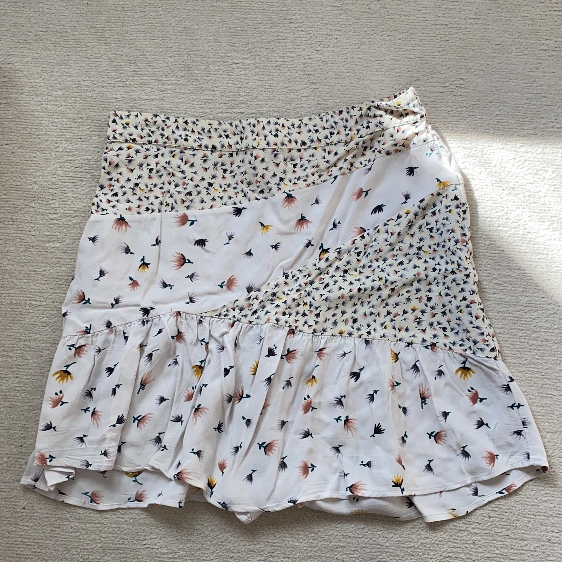 Vit kjol med blommor