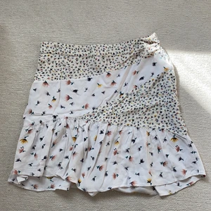 Vit kjol med blommor - Vit kjol från Vero Moda i storlek 36!