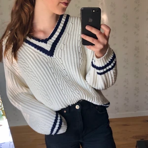 Vit, stickad tröja - Jättefin vit stickad tröja köpt på second hand🤎  Säljer p.g.a att den tyvärr inte kommer till användning. Pris kan disskuteras! 