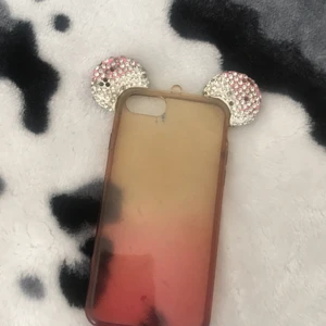 Iphone 7 skal  den är faktiskt väldigt söt älskar asså självaste skalet fast jag har fått en ni telefon. - Den är oanvänd har bara använd den 2 gånger. 