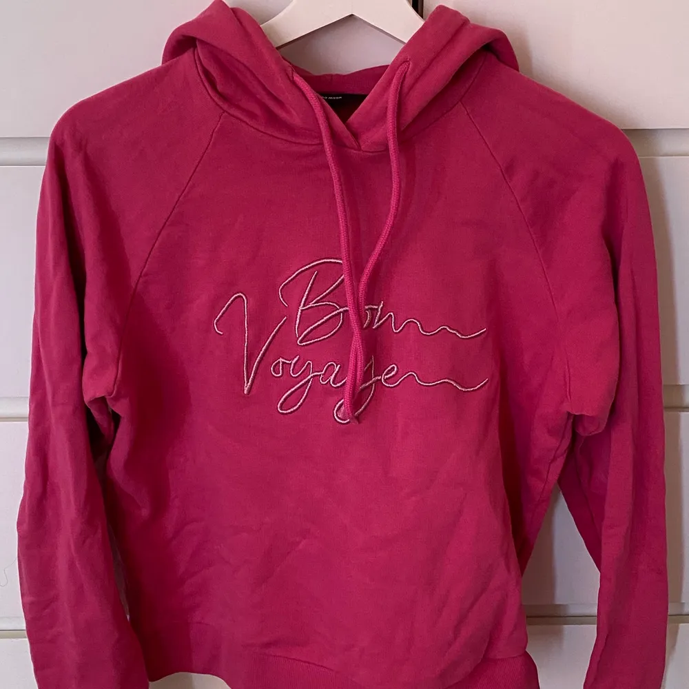 En rosa hoodie från Vero Moda med texten ”Bon Voyage” på. Köpt på Nelly.com <3 . Hoodies.