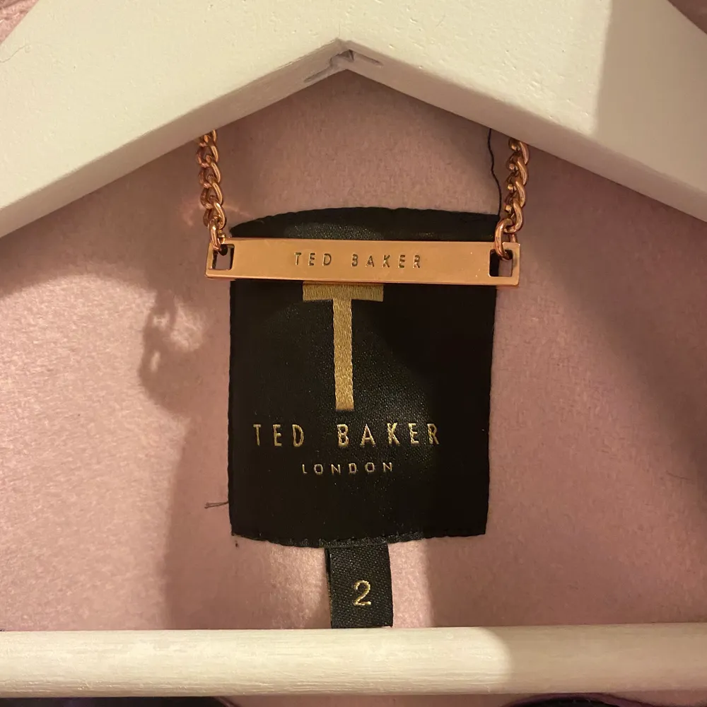 Säljer min älskade Ted Baker jacka då den blivit för liten för mig, köpt på Ted Baker i London, Knightsbridge. Köpte för ca 2500kr Säljer för 800kr   Superfin babyrosa färg, roseguld detaljer, perfekt på vår/höst.  Pris kan diskuteras vid snabb affär.   Finns i Göteborg.. Jackor.