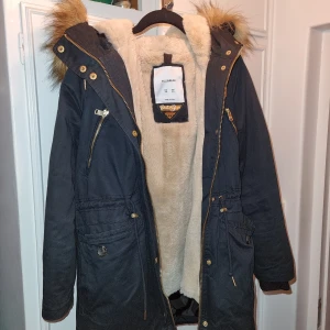 Pull and Bear jacka XS - Säljer min Pull and Bear parkajacka med fuskpäls. Innermaterialet är av teddy så den är väldigt gosig, säljer denna pga för liten. Jackan har totalt 6 fickor och är i nyskick.