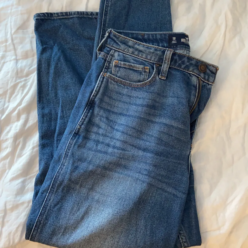 Hollister Jeans storlek W28/L27. Använda några gånger. Slitningar på båda knäna. Säljs pga lite korta i benen (är 163). För mer bilder skriv privat. . Jeans & Byxor.