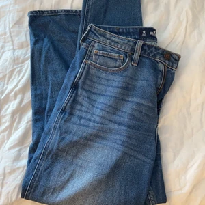 Hollister Ultra High-Rise Mom Jeans (Vintage Stretch) - Hollister Jeans storlek W28/L27. Använda några gånger. Slitningar på båda knäna. Säljs pga lite korta i benen (är 163). För mer bilder skriv privat. 