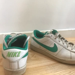 Nike sneakers  - Sneakers från Nike i storlek 36. Lite slitna som ni ser på bilderna men fortfande coola! Hör av er vid frågor 🦋                                                                    Vid högt intresse startas budgivning!                          Lägg ditt bud i kommentarerna!