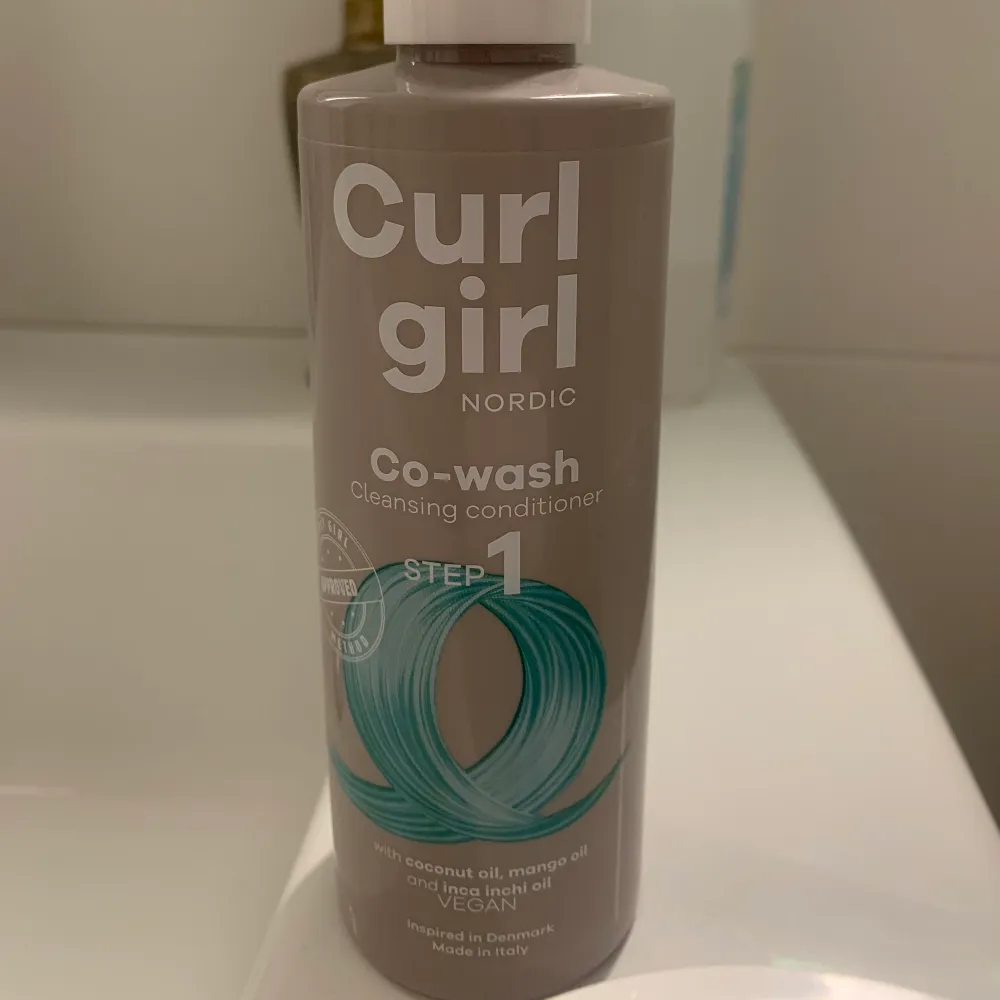 Säljer oanvända curl girl produkter som är köpta på normal. Kan användas för vågigt/rakt hår också. Budgivning startar på 80kr st. De är skonsamma mot håret💁‍♀️(Innehåller inga sulfater, silikoner, uttorkade alkoholer, mineraloljor) Vilket är väldigt bra för känsligt/skadat hår❣️. Övrigt.