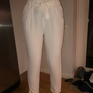 Kostymbyxor / sommarbyxor - Stradivarius vita kostymbyxor/sommarbyxor. Storlek XS men passar lika bra som S också. Har använt de en gång och de är i perfekt skick. 100 kr + frakt / högsta budgivning.