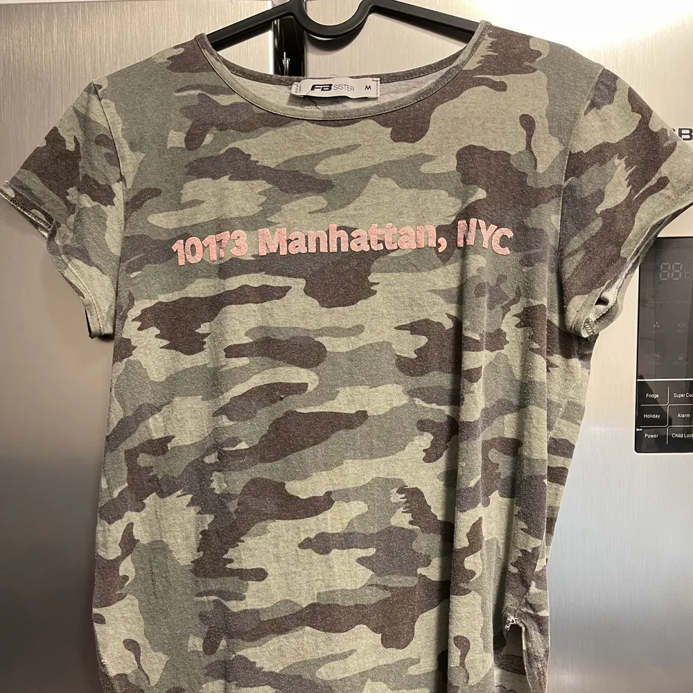 Söt tröja i Camo, med slits på sidorna. Fint skick.storlek M💕köparen står för 🚚 frakt. . T-shirts.