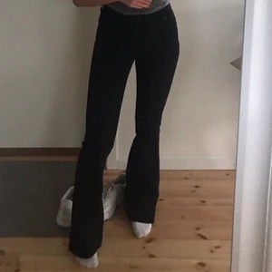 Svarta bootcut lowraise jeans - Storlek 27/33