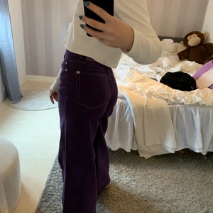 Lila byxor - Lila byxor från pull and bear , köparen står för frakt ❤️