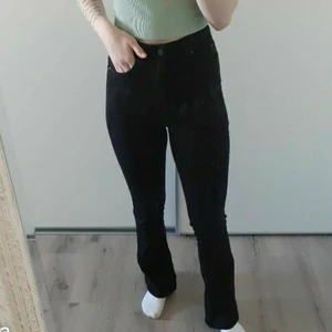 Svarta Boocut jeans - Säljer mina svarta boocut jeans från gina stl s 