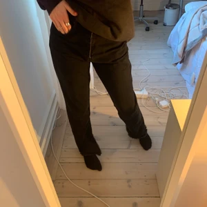 Raka jeans - As najs raka jeans från nakd X Hanna schönberg med slitsar längst ner på insidan, helt slutsålda! Väldigt bra skick, knappt använda 