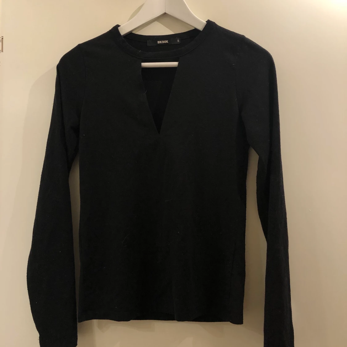 Svart topp med detalj fram