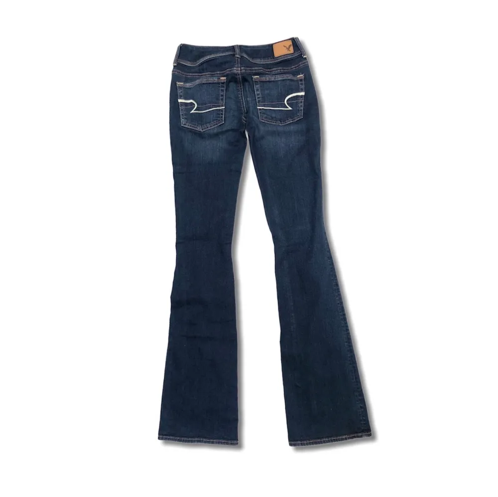 Trendiga kick boot jeans från märket American Eagle. 90s - 2000s/y2k vintage stil.  Storlek- 0 long   Skick - mycket bra  Passform- dam. Jeans & Byxor.