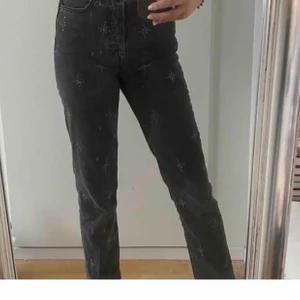 Gråa jeans med stjärnor på - Gråa jeans med stjärnor på. Sjukt snygga men kommer tyvär inte till användning längre💗 Pris kan diskuteras vid snabb affär