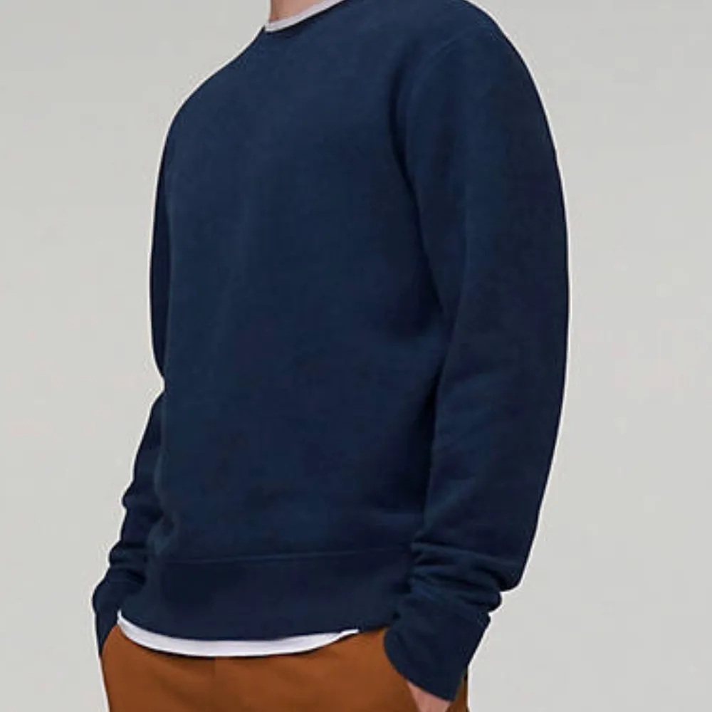 Levi's Made & Crafted Relaxed Crew Neck Sweatshirt Olympus Blue Nypris 899 kr. New without tags. Sweatshirt från Levi's Made & Crafted. En bekväm och avslappnad sweatshirt med mjukt ruggad insida samt en tygpatch med varumärkets logotyp nedtill. • Tillverkad i bomull och polyester. Passform • Normal i storleken, vi rekommenderar att du väljer din vanliga storlek. Our style has defined generations — and it doesn't get much more classic than this Made & Crafted® Relaxed Crewneck Sweatshirt. It's made heathered brushback fleece that adds texture to its deep navy shade — and is also ultra-comfortable. A relaxed crewneck sweater in a textured navy shade Brushed fleece interior for a super soft-to-the-touch feel. V-stitching at the neckline. Ribbed cuffs and hem. Dropped shoulders. Hand washed then line dried, NOT machine dried. Gently used excellent used condition. No holes, fading, loose stitching, tears, rips, stains, snags. Smoke and pet free storage space. No other flaws to note. Happy to bundle. Will gladly take more pics. Disclaimer: Please expect some general wear in all secondhand pre-owned items as they have lived a previous life, so do not expect a mint item. **TRACKED SHIPPING VIA POSTNORD**. Hoodies.