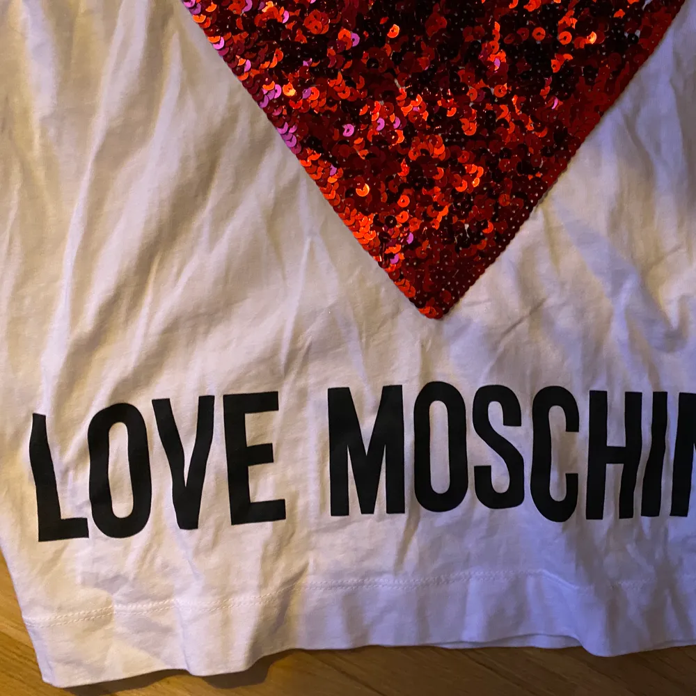 Superfin T shirt från love moschino! Storlek 38, säljs då den aldrig används❤️ köparen står för frakt!🥰 hör av er för intresse✨. T-shirts.