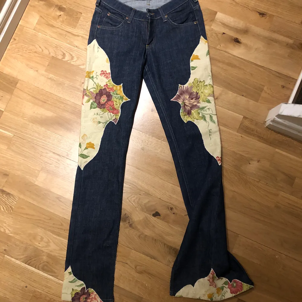 Super unika jeans med speciell designa på sidorna och längst ned. Jeansen är lite klippta där nere för att bilda mera bootcut. . Jeans & Byxor.