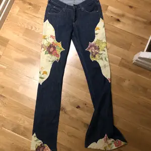 Super unika jeans med speciell designa på sidorna och längst ned. Jeansen är lite klippta där nere för att bilda mera bootcut. 