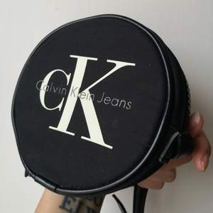 Supersöt väska från Calvin Klein, i superfint skick! Med justerbara smala band😍😍😍