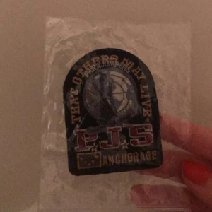 PARAJUMPER MÄRKE - Säljer svarta parajumper märke helt ny och orörd( har röd oxå)