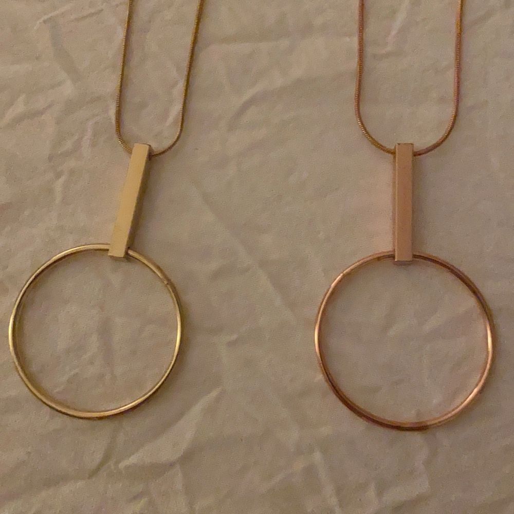 2 halsband från Efva Attling. 1 är i Guld och 1 är i rosé! De är köpta var för sig (ett kostar ordinarie pris 499) men jag säljer de tillsammans för 250kr elle styck 150kr!Om man har på sig dem så slutar de en bit över naveln (på mig och jag är 157)💕 Hör av er vid intresse😊. Övrigt.