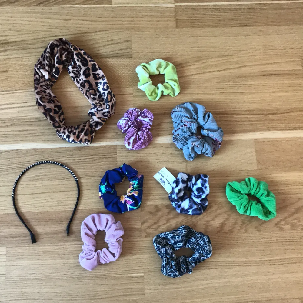 Jag säljer massor av håraccessoarer, 8 scrunchies och 2 hårdiadem! Skriv för intresse! . Accessoarer.