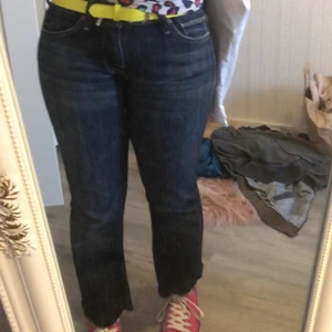 Snygga lågmidjade jeans  - Superfina lågmidjade jeans köpta secondhand! Skulle säga att de passar någon kort 👍🏻 🤚🏼 du som kund står för frakten 🤚🏼