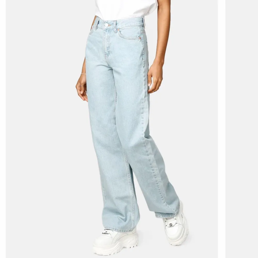 Supersnygga jeans från junkyard, i bra skick🤎 säljer pga att dom inte kommer till andvändnig längre, köpare står för frakten. Jeans & Byxor.