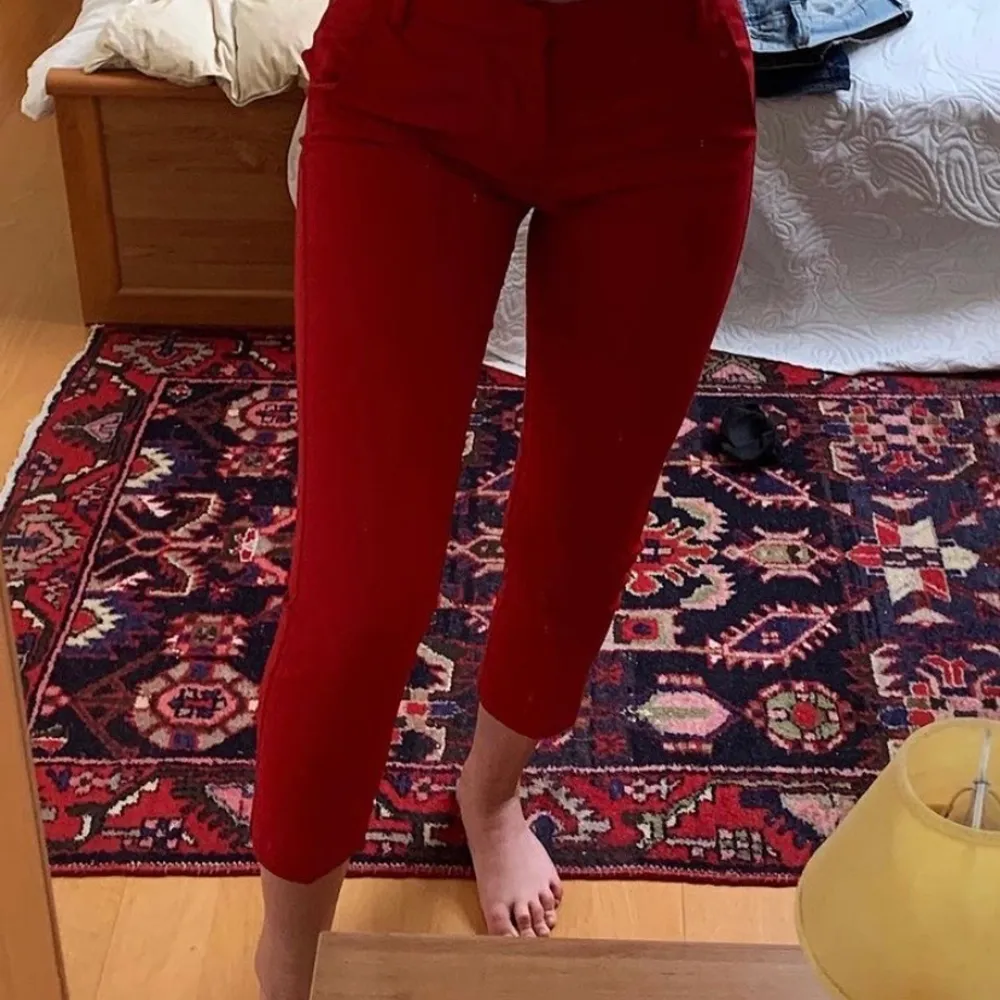 Röda fina kostymbyxor från Berskha i storlek 36. Knappt använda så superfint skick. Jag är 1.70 och de är inte hellånga på mig. Formar kroppen sjukt snyggt! Säljer för 70kr eller bud. . Jeans & Byxor.