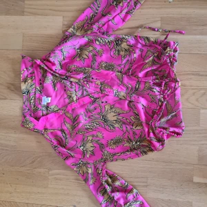 Blus från river Island  - Hel och ren. Inköpt från river Island. 