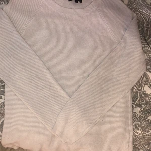 Bikbok - En vit långarmad tröja, säljer den för de är inte min still längre. Den är lite utvättad de kan man se men annars är den jätte fin och bra skick. Köpte den för 250 kr  och man ser att den är utvättad lite så kommer ja sälja den för 25-30 kr 💗💗😘