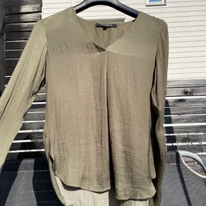 grön blus - snygg grön blus, använd några gånger 💕 köparen står för frakten