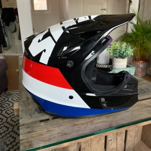 Mopedhjälm - Jag säljer min mopedhjälm. Det är helt oanvänd, bara provat på. Köptes för 1000 kr. 