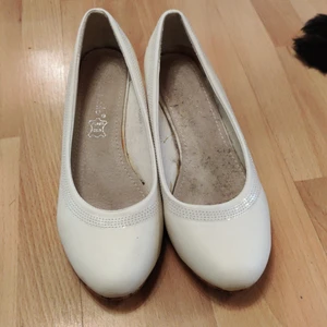 Vita shilklackar. - Välanvända men hela.