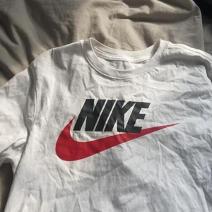 Nike tshirt - Säljer min vita Nike tshirt, endast använd en gång. Köpt från Urban outfitters säljes för 75kr 💓