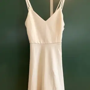 En jättefin oanvänd klänning från Forever 21 med öppen rygg och ribbat material, den är inte genomskinlig. Ordinarie pris $22.90, säljer pga av att den är lite kort på mig. Köparen står för frakt