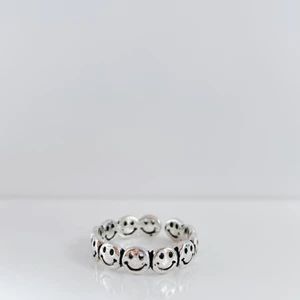 Smiley Ring - Har endast en av denna så först till kvar! Justerbar i Sterling Silver 925, se stämpel ✨ Frakt ingår 