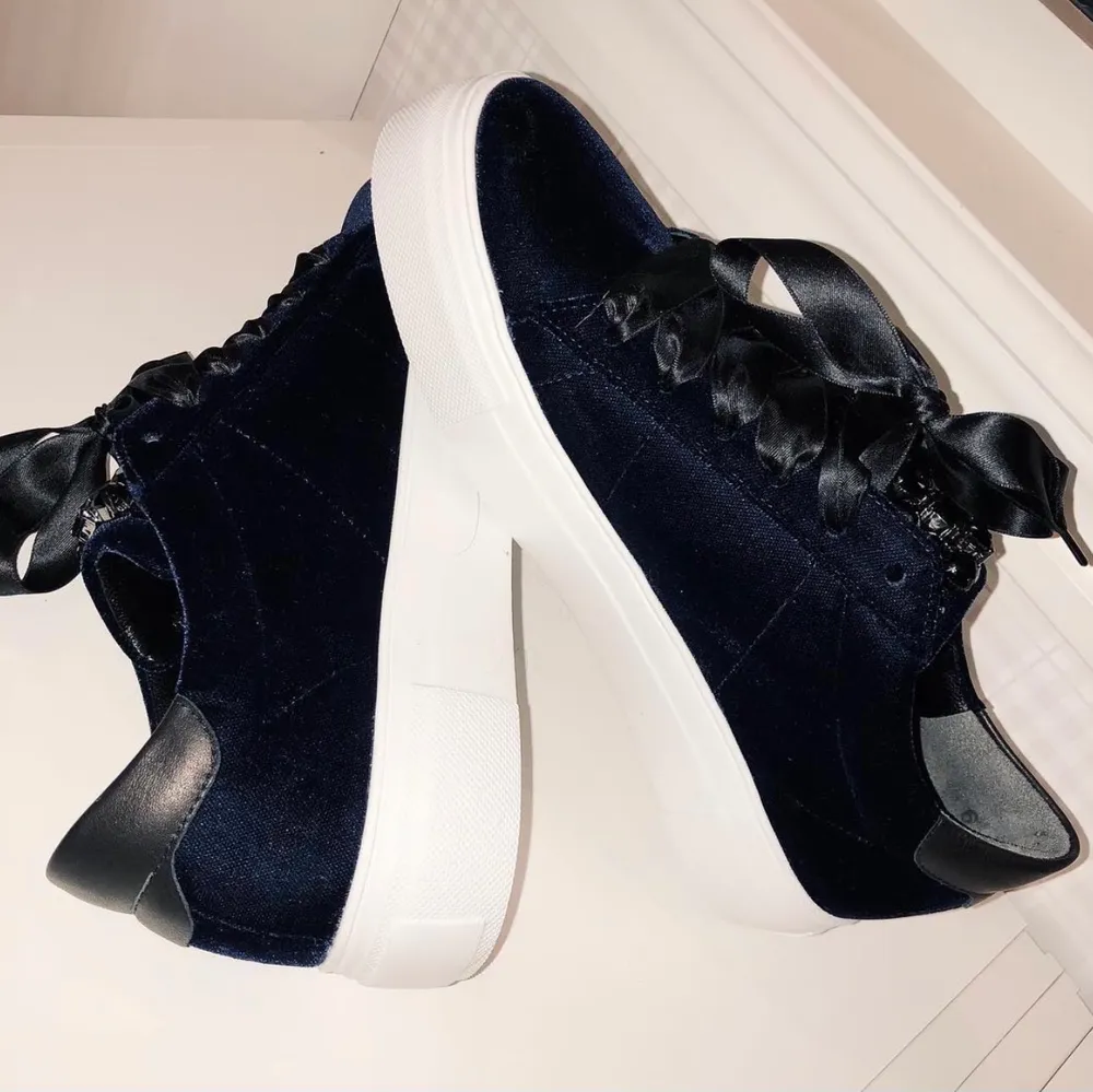 kennel & schmenger skor i mörkblå. Använt Max 5 gånger, dom är som helt nya. Köppte dom för 2000kr❤️😗. Skor.