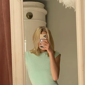 Ljusgrön topp - Ljusgrön snygg och somrig topp. Endast använd förra sommaren. Pris kan diskuteras!😊