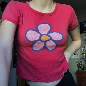 Croppad t-shirt - Superfin röd croppad t-shirt med blomma på