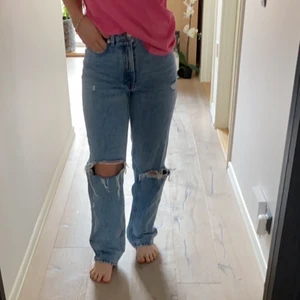 JEANS MED HÅL - Säljer mina skitsnygga jeans från ZARA i str 36 . 