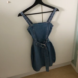 Klänning från hm sitter tight o bra i strl 32 jag är väldigt smal men sitter bra ändå! - 32 oanvänd justerbart jeansbälte orginalpris 249kr