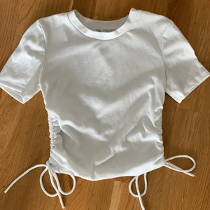 Zara tröja - Säljer denna superfina tröja från zara då den är liite för stor på mig som bär strl xs... lite lite nopprig kanske, men inget som syns jätte mycket. Buda från 20 kr + frakt eller köp direkt för 40 + frakt✨ hör av dig om du har några frågor eller vill att jag skickar fler bilder!💕