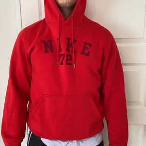 Superfin röd Nikehoodie - Säljer nu denna superfina Niketröjan i färgen röd. Passar både till tjejer och killar. Budgivning fram till den 29/3.❤️