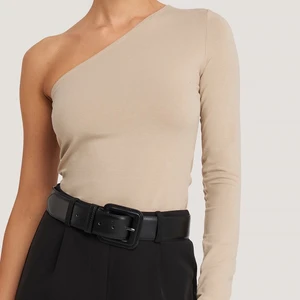 beige NA-KD tröja - as snygg beige NA-KD tröjan, endast använd en gång då den ej kom till så mycket användning som jag hoppades❤️ köparen står för frakt