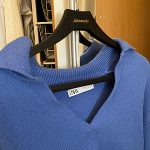Populär zara tröja  - Säljer den slutsålda zara tröjan då den aldrig kommer till användning🥺💕köparen står för frakt (andra bild är lånad)